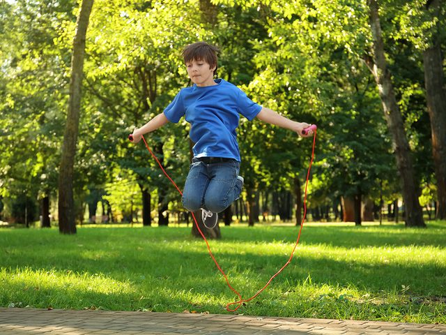 Le saut  la corde avec imitation fait partie des meilleurs jeux de plein air pour divertir les enfants tout l't.