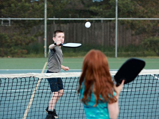 Le tennis lger (Pickleball) fait partie des meilleurs jeux de plein air pour divertir les enfants tout l't.