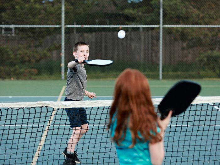 Le tennis léger (Pickleball) fait partie des meilleurs jeux de plein air pour divertir les enfants tout l'été.