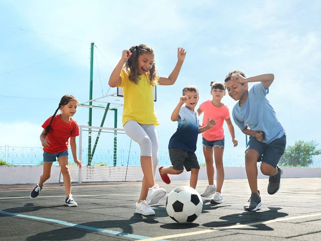 Les jeux sportifs de plein air font partie des meilleurs jeux de plein air pour divertir les enfants tout l't.