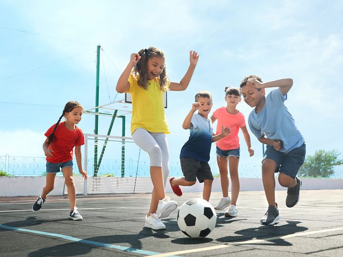 Les jeux sportifs de plein air font partie des meilleurs jeux de plein air pour divertir les enfants tout l'été.