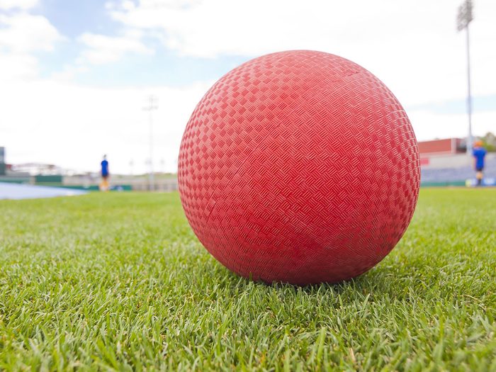 Le Kickball fait partie des meilleurs jeux de plein air pour divertir les enfants tout l'été.