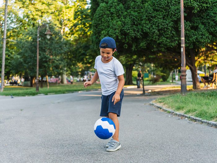 Le Soccer fait partie des meilleurs jeux de plein air pour divertir les enfants tout l'été.