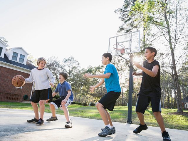 Le Basketball fait partie des meilleurs jeux de plein air pour divertir les enfants tout l't.