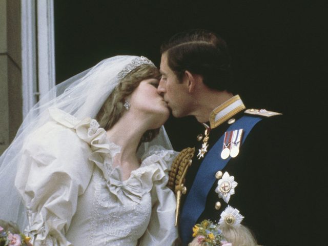 Le baiser sur le balcon du mariage de la princesse Diana et du prince Charles.