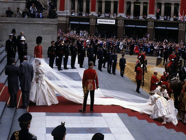 La trane de la robe lors du mariage de la princesse Diana et du prince Charles.