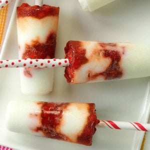 Sucettes glacées au yogourt, fraises et romarin
