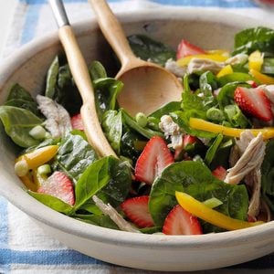 Salade de dinde avec fraises et épinards