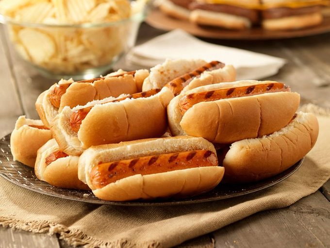 Voici pourquoi il y plus de saucisses à hot-dog dans un paquet que de petits pains.