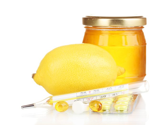 Soigner son rhume avec du miel et du citron.