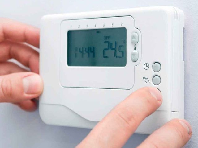 Un thermostat install dans la maison pour la climatisation