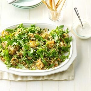 Salade de riz et de crevettes à l’ail