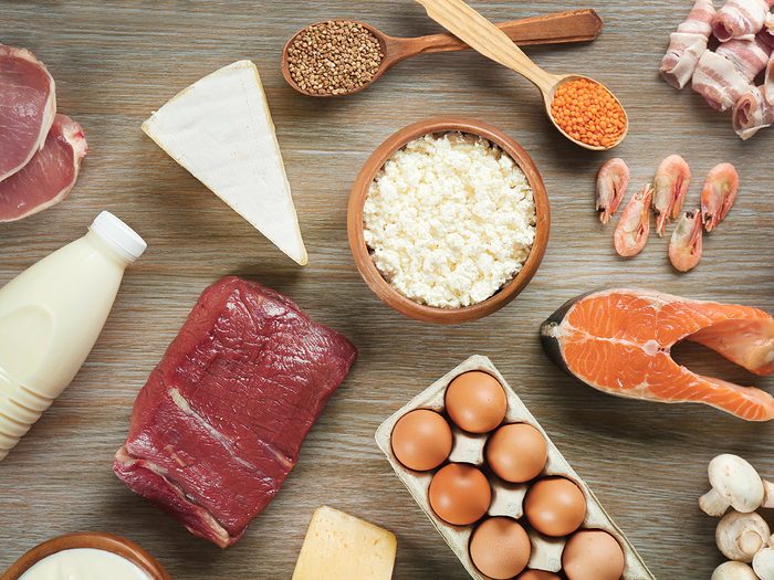 Les graisses saturées qui font grimper le taux de cholestérol se trouvent pour l’essentiel dans les produits laitiers et la viande.