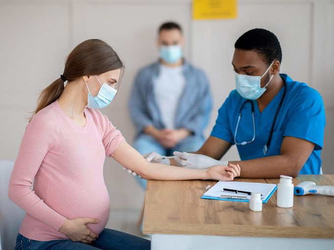Devrais-je me faire vacciner si je suis enceinte ou si j’allaite?