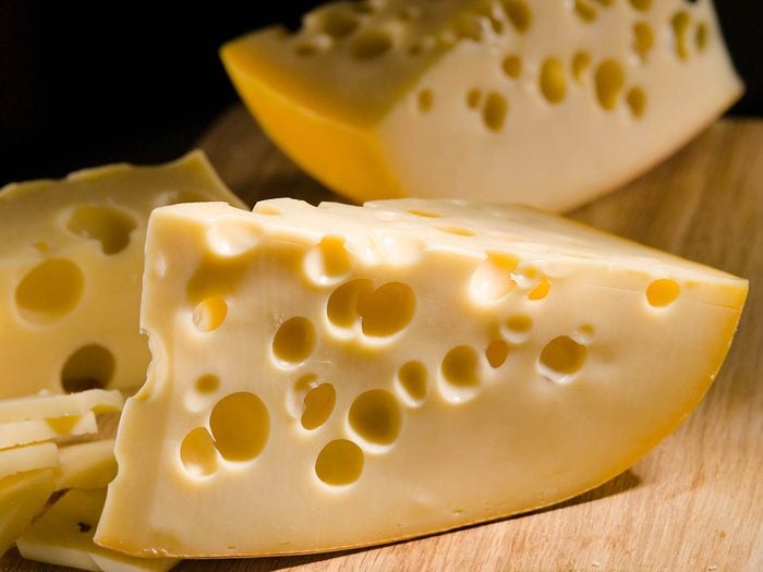Maux de ventre? C'est peut-être à cause de ce fromage suisse.
