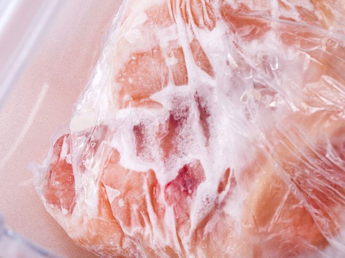 Mieux vaut jeter la viande dégelée pour nettoyer le congélateur.
