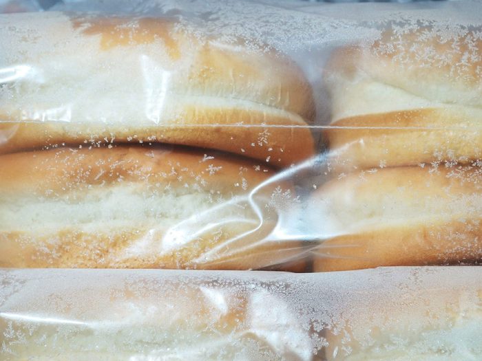 Mieux vaut jeter le pain brûlé par la congélation pour nettoyer le congélateur.