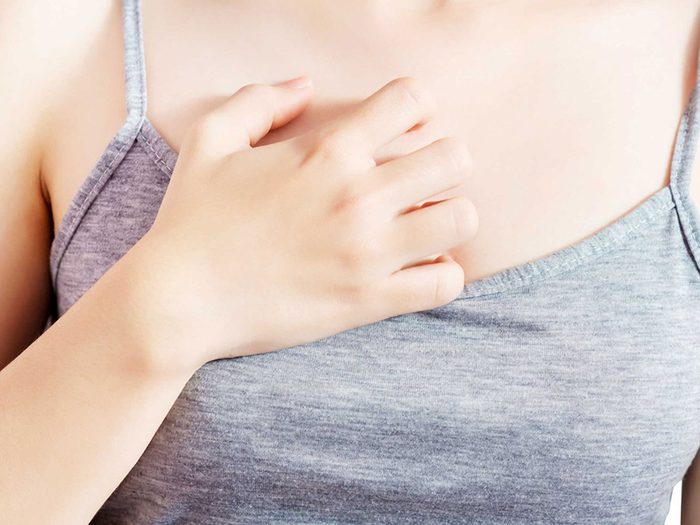 Une irritation de la peau peut faire partie des symptômes du cancer du sein.