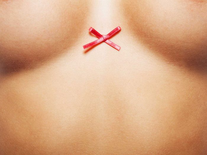 Un changement de la peau des seins peut faire partie des symptômes du cancer du sein.