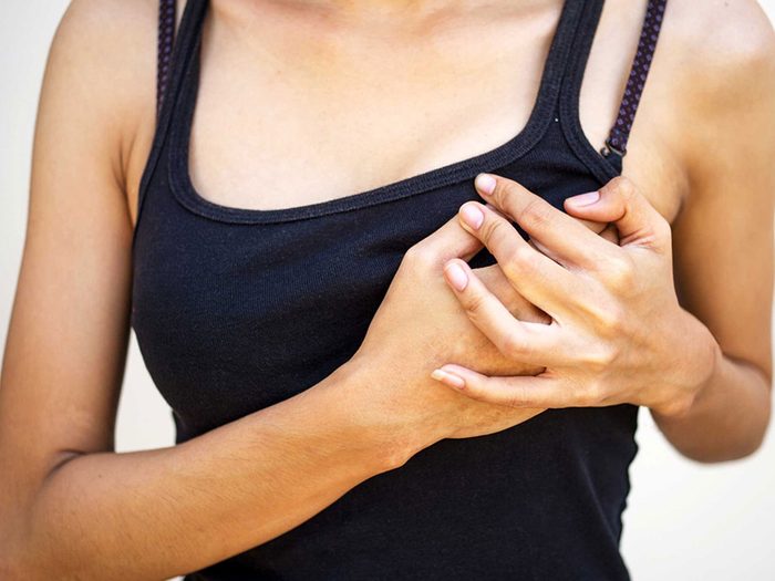 Le gonflement ou la sensibilité des seins peuvent faire partie des symptômes du cancer du sein.