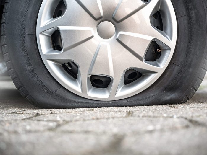 Une crevaison de pneu fait partie des pires scénarios de conduite dangereuse.