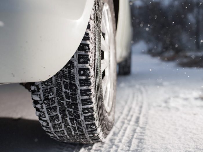 Conduire dans des conditions de glace ou de neige fait partie des pires scénarios de conduite dangereuse.
