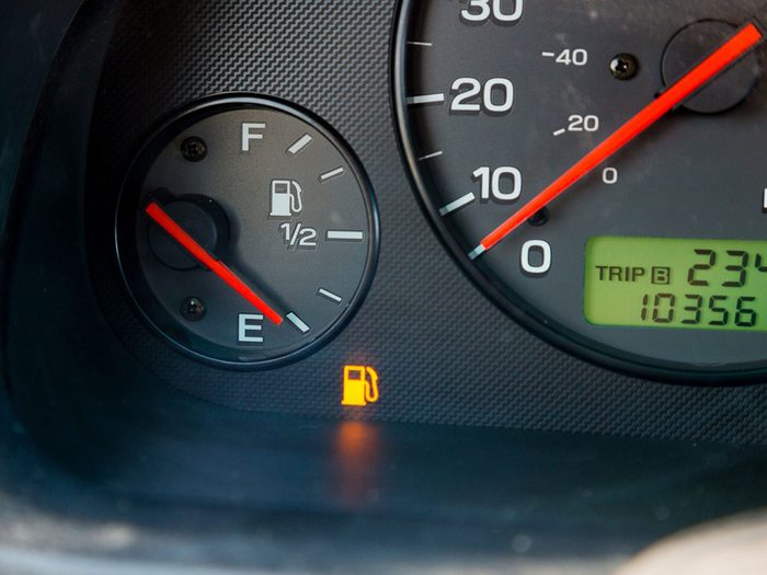 Tomber en panne d’essence fait partie des pires scénarios de conduite dangereuse.