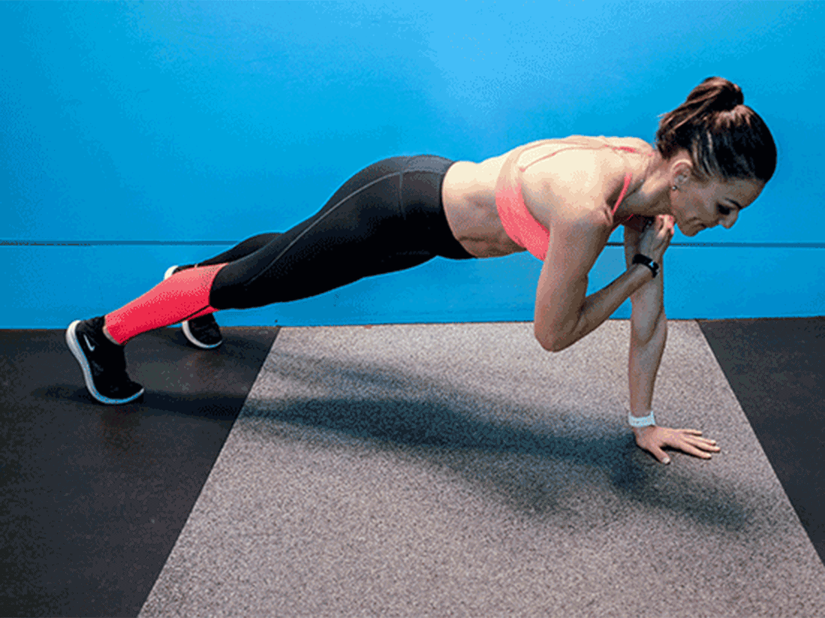 La planche avec touchers aux épaules fait partie des exercices de musculation conseillés.