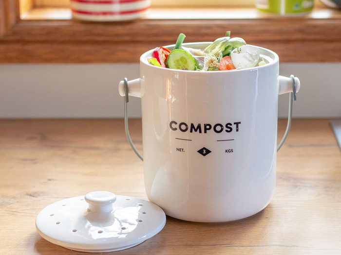 Composter pour éviter le gaspillage alimentaire.