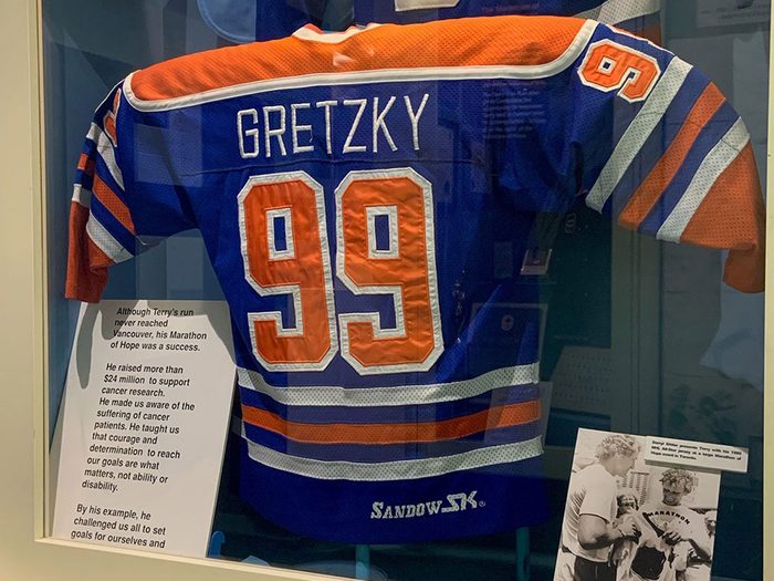 Un cadeau d'un grand hockeyeur à un grand Canadien fait partie des objets insolites que l’on trouve dans les musées canadiens.
