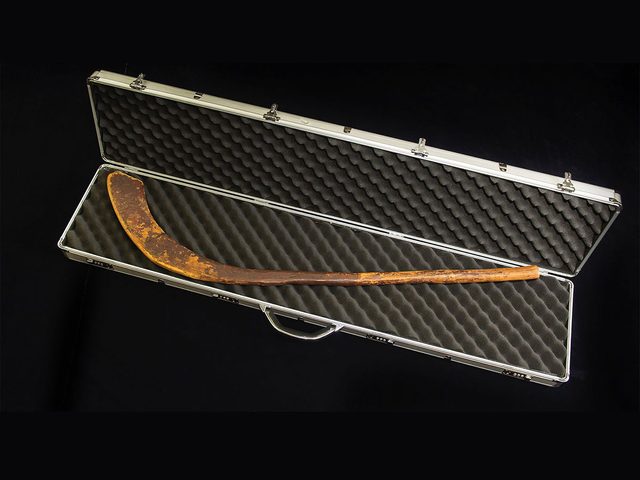 Le plus vieux bton de hockey au monde fait partie des objets insolites que lon trouve dans les muses canadiens.