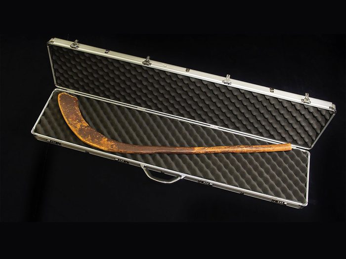 Le plus vieux bâton de hockey au monde fait partie des objets insolites que l’on trouve dans les musées canadiens.