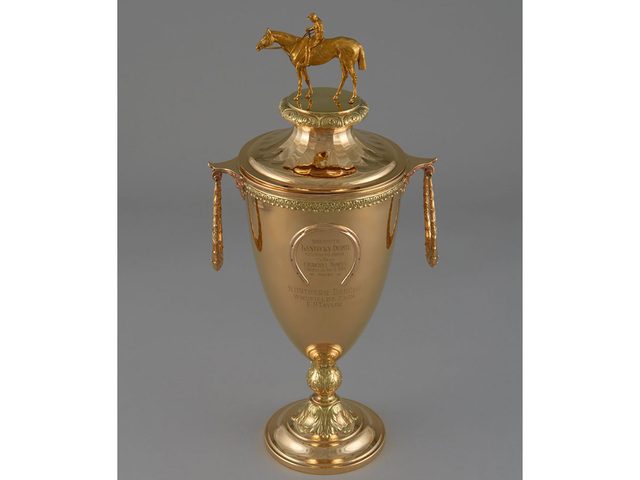 Le trophe de la premire victoire du Canada au Kentucky Derby fait partie des objets insolites que lon trouve dans les muses canadiens.