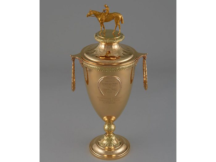 Le trophée de la première victoire du Canada au Kentucky Derby fait partie des objets insolites que l’on trouve dans les musées canadiens.