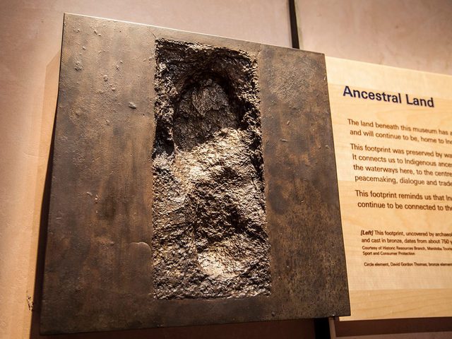 Une empreinte vieille de 800 ans fait partie des objets insolites que lon trouve dans les muses canadiens.