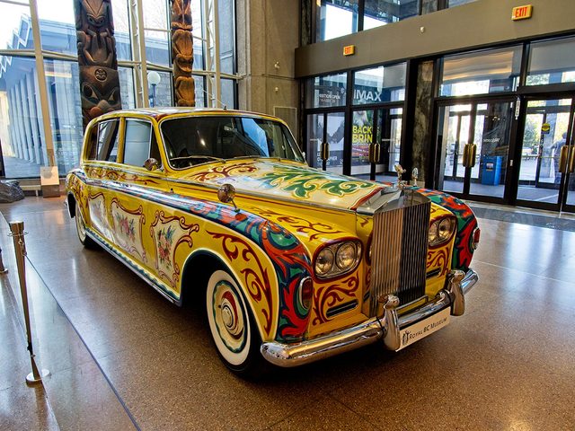 La Rolls-Royce psychdlique de John Lennon fait partie des objets insolites que lon trouve dans les muses canadiens.
