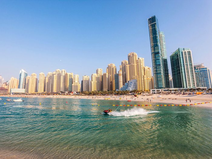 La plage d'eau chaude de Jumeirah à Dubaï, dans les Émirats arabes unis.