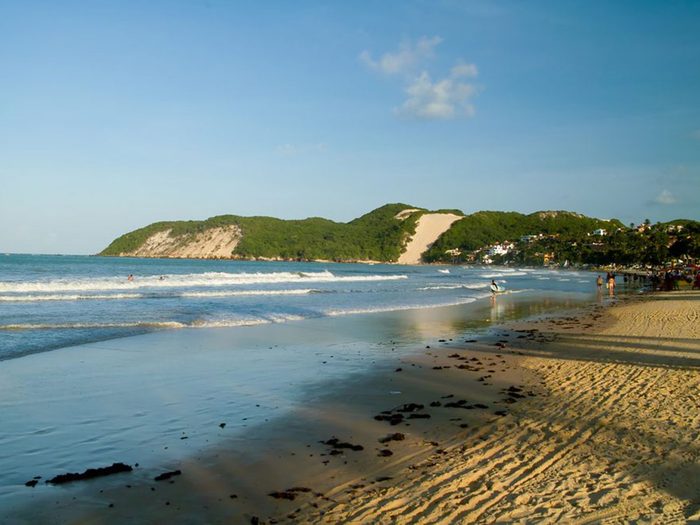 La plage d'eau chaude de Ponta Negra, au Brésil.