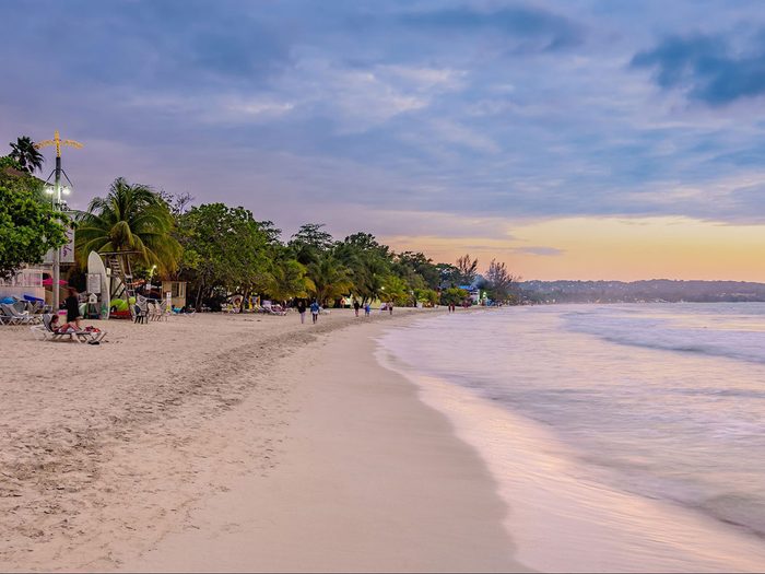 La plage d'eau chaude de Seven Mile à Negril, en Jamaïque.