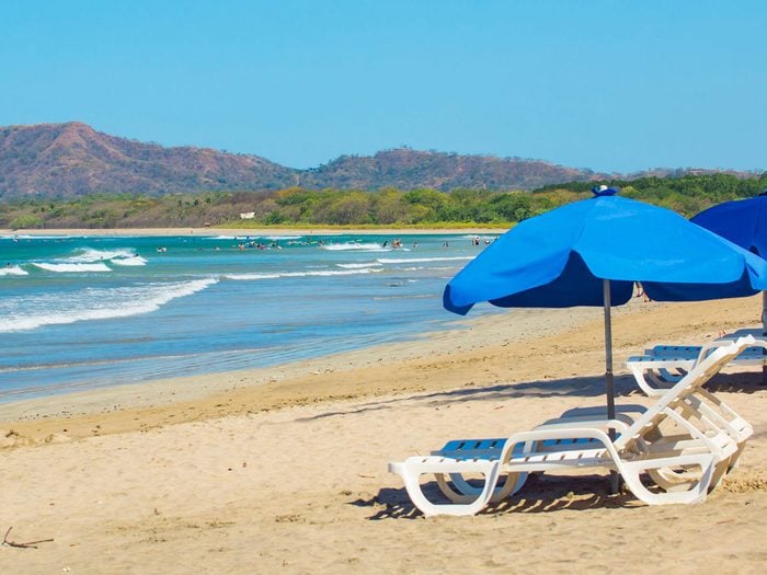 La plage d'eau chaude Tamarindo, au Costa Rica.