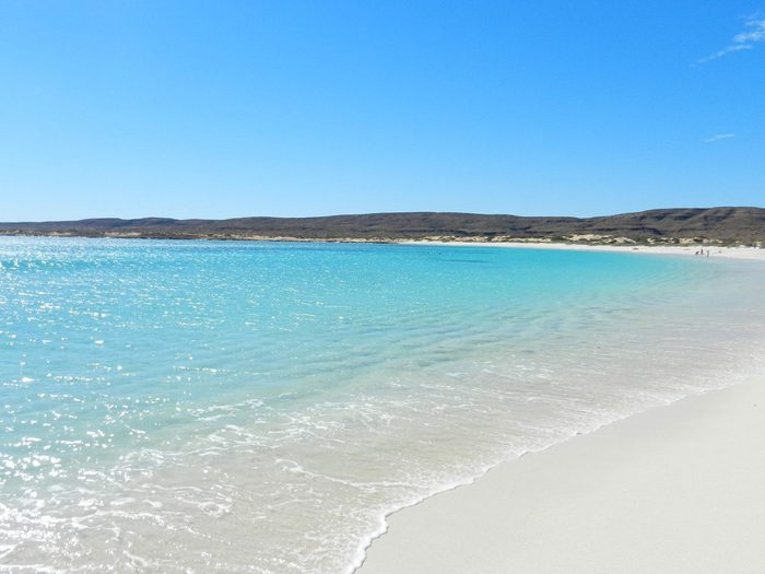 La plage d'eau chaude de Turquoise Bay, en Australie.