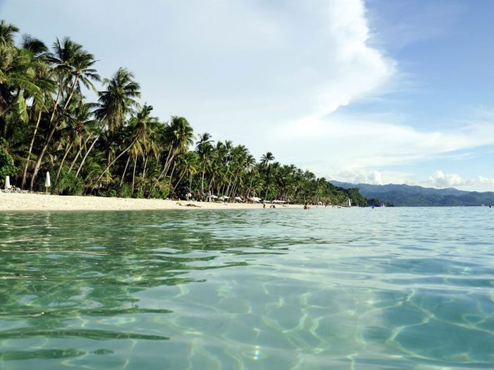 La plage d'eau chaude White Beach, aux Philippines.