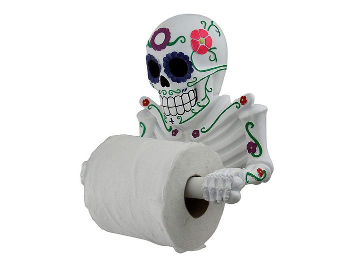 Le porte-papier de toilette en forme de tête-de-mort est vraiment original et étrange!