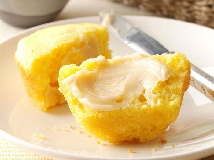 Recette de muffins de maïs maison au beurre au miel.