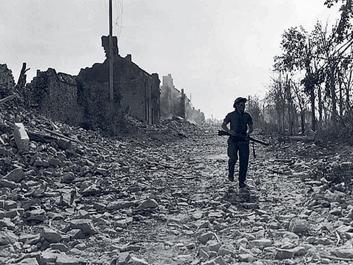 Les ruines de May-sur-Orne pendant la Seconde Guerre mondiale.