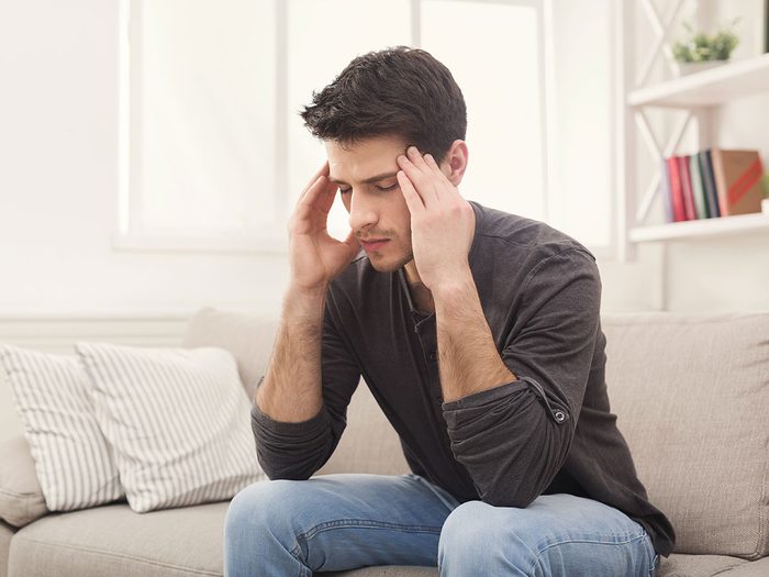 Le mal de tête fait partie des symptômes d’abrasion de la cornée.