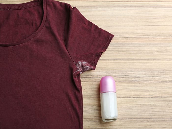 Comment éviter les taches blanches de déodorant sur les vêtements?