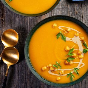 La soupe de courge musquée au tahini et aux pois chiches croquants fait partie des recettes à base de plantes à tester.