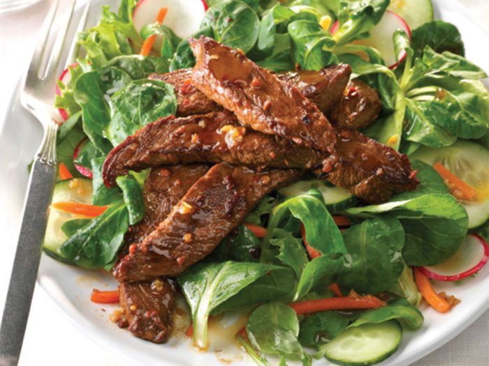Une salade de bœuf piquante de la Mongolie en guise de repas.