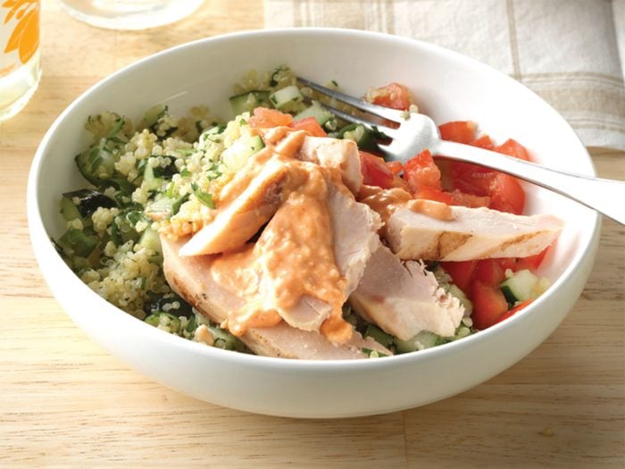 Une salade de poulet au quinoa en guise de repas.
